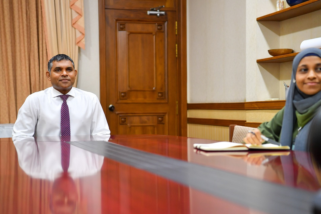 ފަރސްޓް ގްލޯބަލް ޗެލެންޖް 2023ގައި ބައިވެރިވާ ހިރާ ސްކޫލްގެ ދަރިވަރުންނާ ނައިބު ރައީސް ބައްދަލުކުރެއްވުން - ފޮޓޯ: ރައީސް އޮފީސް