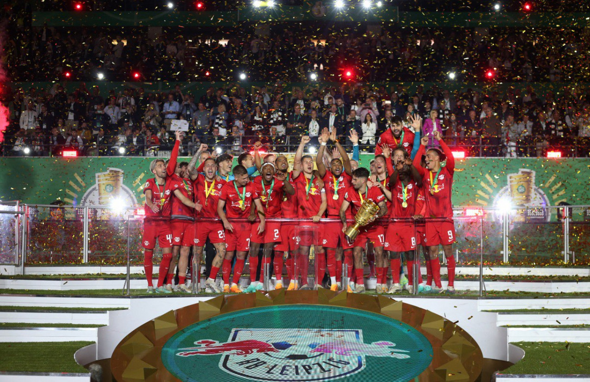 ލައިޕްޒިގް އިން ޖަރުމަނު ކަޕް އުފުލާލަނީ