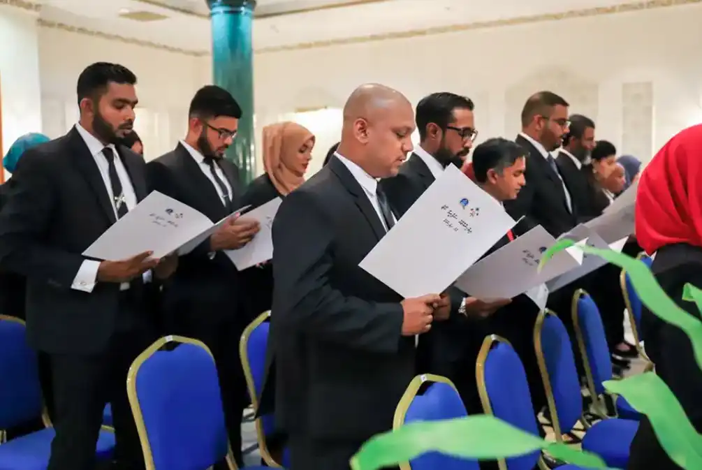 ގާނޫނީ ވަކީލުން ހުވާ ކުރެއްވި ރަސްމިއްޔާތެއްގެ ތެރެއިން. ފައިލް ފޮޓޯ