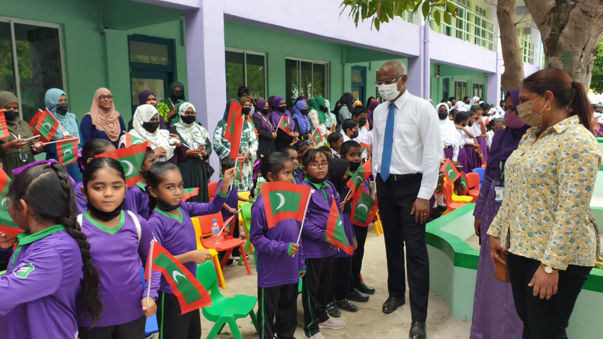 ނައިފަރު މަދަރުސަތުލް އިފްތިތާހުގައި އަލަށް އިމާރާތްކުރި 10 ކްލާސްރޫމް ރައީސް ހުޅުއްވައިދެއްވުން - ރައީސް ވަނީ ސްކޫލުގެ ކުދިންނާއި ބައްދަލު ކުރައްވާ ވާހަކަފުޅު ދައްކަވާފައި - ފޮޓޯ: ރާއްޖެއެމްވީ 