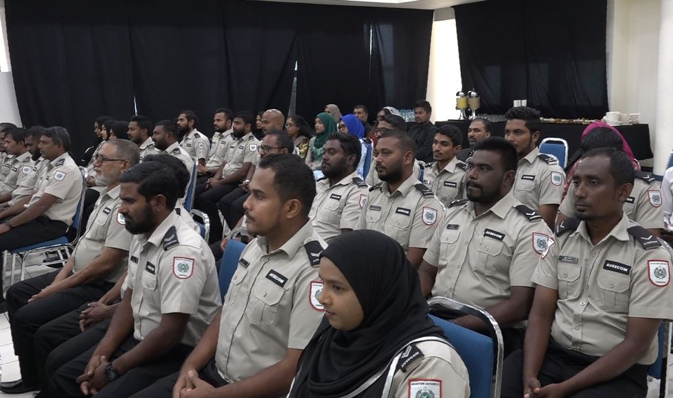 އޭވިއޭޝަން ސެކިއުރިޓީ ކޮމާންޑުގެ މުވައްޒަފުންނަށް މަޤާމުގެ ކުރިއެރުން ދިނުމަށް ކަސްޓަމްސް ބިލްޑިންގައި ބޭއްވި ރަސްމިއްޔާތުގެ ތެރެއިން