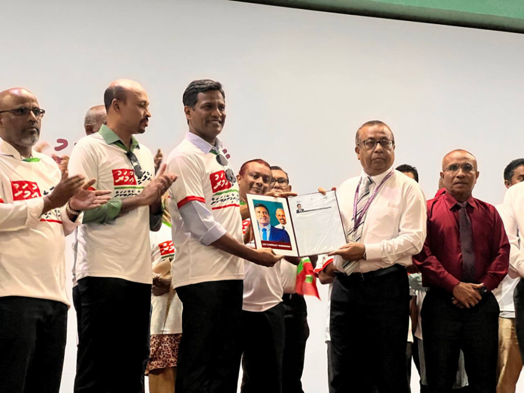 އުމަރު އިލެކްޝަންސް ކޮމިޝަނަށް ފޯމު ހުށަހެޅުއްވުން