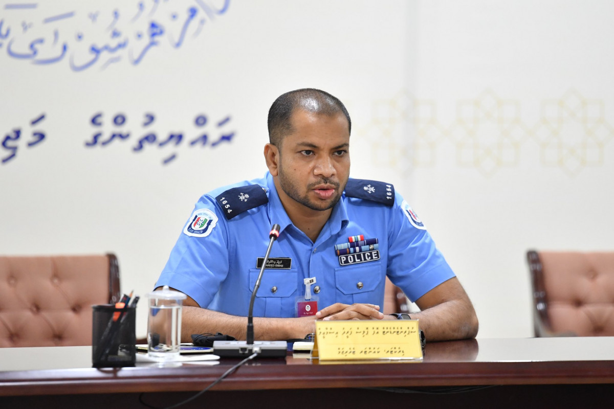 ސްޕްރިންޓެންޑެންޓް އޮފް ޕޮލިސް ފަރީދު އިސްމާޢީލްއާ ސުވާލުކުރަނީ