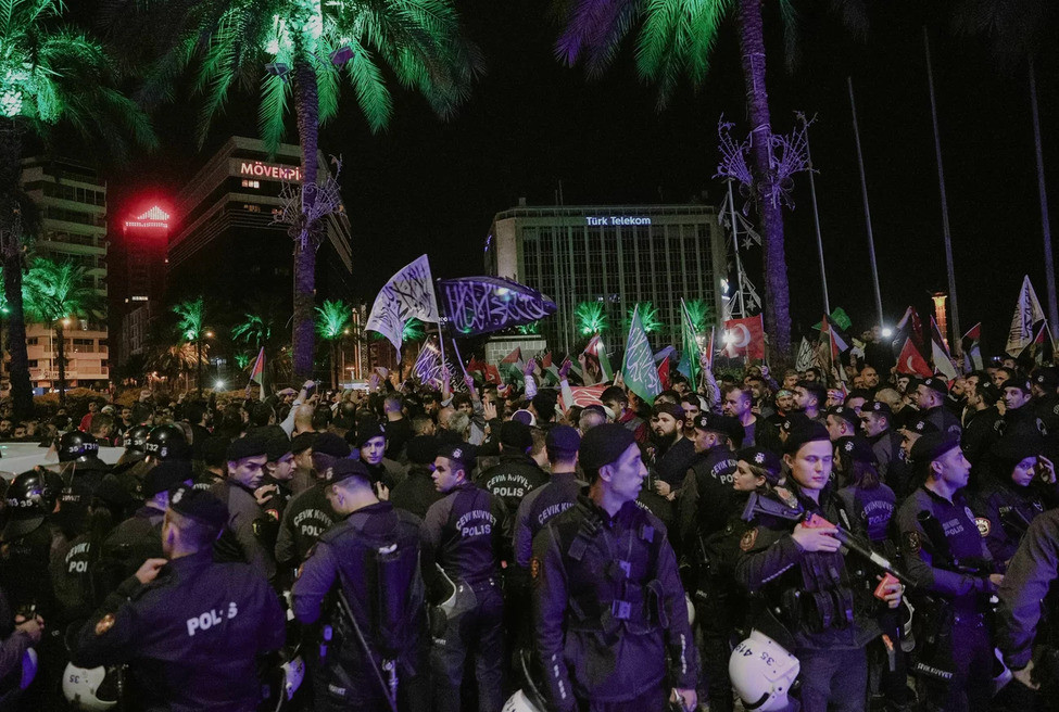 ޣައްޒާގެ އަލް އަހްލީ ބެޕްޓިސްޓް ހޮސްޕިޓަލަށް އިސްރާއީލުން ދިން ވައިގެ ހަމަލާއާ ދެކޮޅަށް ތުރުކީގެ އަންކާރާގައި ހުންނަ އިސްރާއީލު ކޮންސިއުލޭޓް ޖެނެރަލްގެ ބޭރަށް އެތައް ސަތޭކަ ބަޔަކު އެއްވުން -- ފޮޓޯ: ގެޓީއިމޭޖްސް