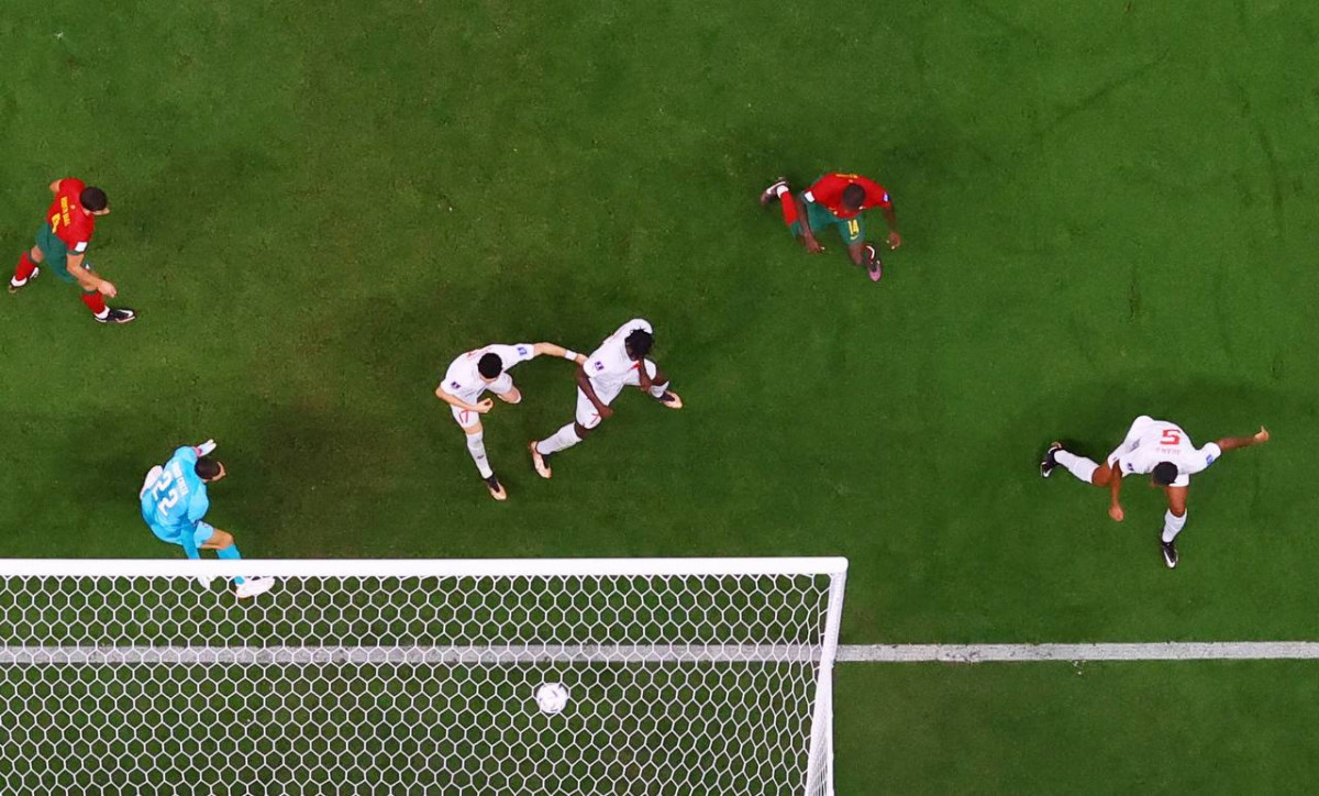 ޕޯޗުގަލް އަދި ސްވިޒަލެންޑް ބައްދަލުކުރި މެޗުގެ ތެރެއިން - ފޮޓޯ: ރޮއިޓާސް