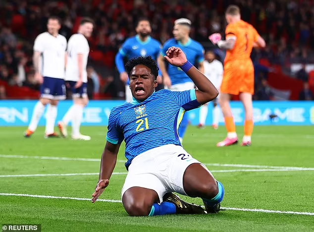 ބްރެޒިލްގެ އެންޑްރިކް ގޯލު ޖަހާފައި އުފާފާޅު ކުރަނީ