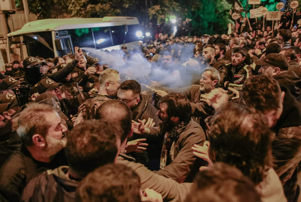 ޣައްޒާގެ އަލް އަހްލީ ބެޕްޓިސްޓް ހޮސްޕިޓަލަށް އިސްރާއީލުން ދިން ވައިގެ ހަމަލާއާ ދެކޮޅަށް ތުރުކީގެ އަންކާރާގައި ހުންނަ އިސްރާއީލު ކޮންސިއުލޭޓް ޖެނެރަލްގެ ބޭރަށް އެތައް ސަތޭކަ ބަޔަކު އެއްވުން --- ފޮޓޯ: އޭޕީ