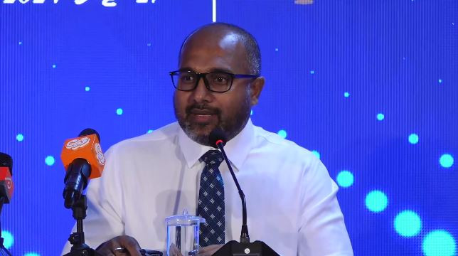 ފުލުހުން ބޭއްވި ނޫސްވެރިންގެ ބައްދަލުވުމެއްގައި ހޯމް ލޭންޑް ސެކިއުރިޓީ އެންޑް ޓެކްނޮލޮޖީ މިނިސްޓަރ އަލީ އިހްސާން ވާހަކަފުޅު ދައްކަވަނީ