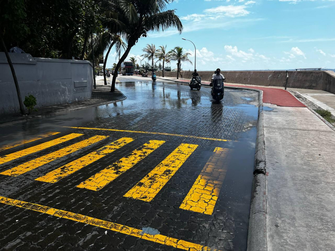 އައިޖީއެމްއެޗްގެ ހުޅަނގު ފަރާތު ބޮޑުތަކުރުފާނު މަގުގައި ހެދިފައި އޮންނަ ފެންގަނޑު،