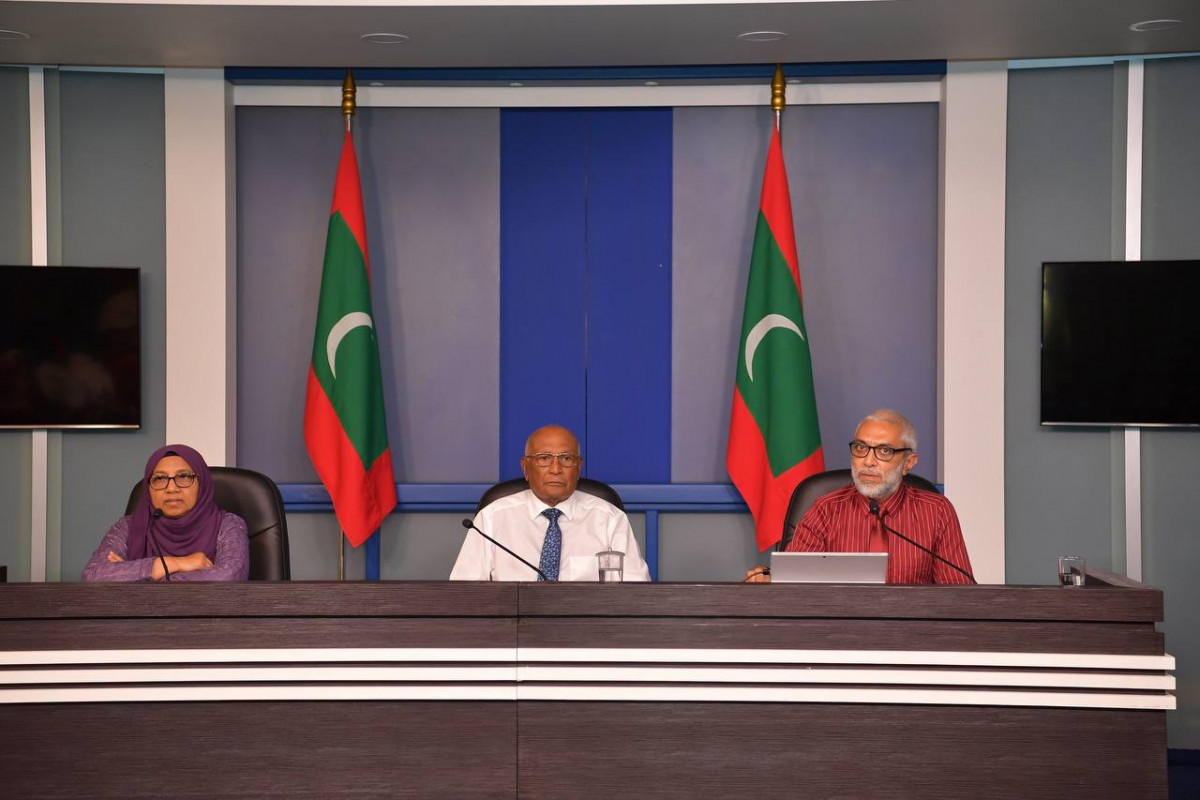 ސިއްހީ ދާއިރާގެ މުވައްޒަފުންގެ މުސާރަތައް ބޮޑުކުރުމާ ގުޅޭ ތަފްސީލު ދިނުމަށް ރައީސް އޮފީހުގައި ބޭއްވި ނޫސްވެރިންގެ ބައްދަލުވުން