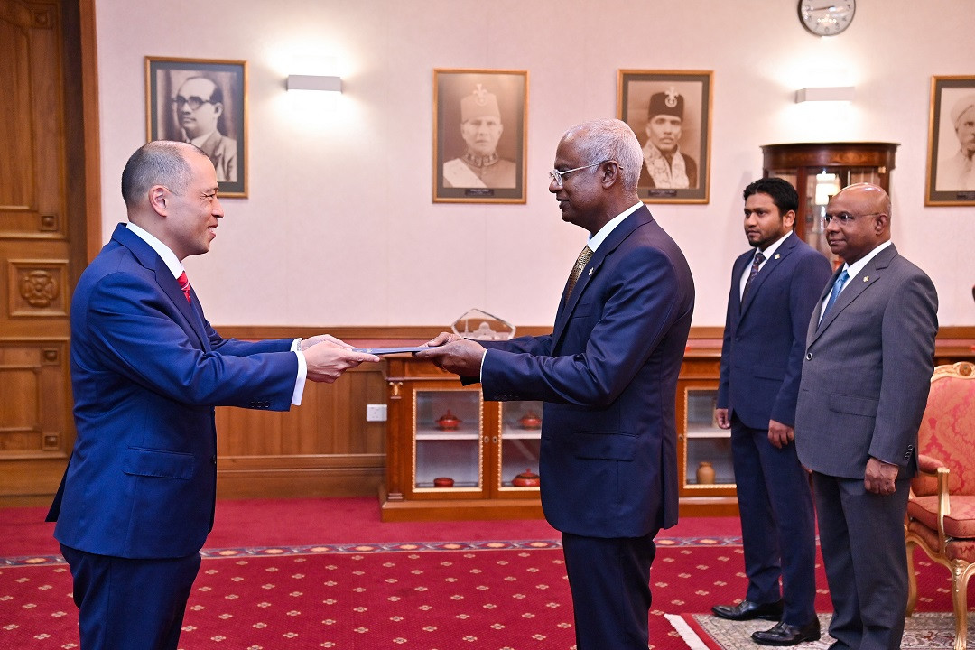 އެމެރިކާއިން ދިވެހިރާއްޖެއަށް ކަނޑައެޅި، ރާއްޖޭގައި ހުންނަވާ ފުރަތަމަ ސަފީރު ރައީސުލްޖުމްހޫރިއްޔާއަށް ފަތްކޮޅު އަރުވަނީ - ފޮޓޯ: ރައީސް އޮފީސް