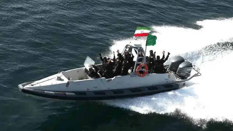 އީރާނުގެ އަސްކަރިއްޔާއިން މާރިޗު 12، 2025 ގައި އާންމުކޮށްފައިވާ މި ފޮޓޯއިން ފެންނަނީ، އޮމާން ކަނޑުގައި ކުރިއަށްދިޔަ އަސްކަރީ ތަމްރީނެއްގެ ތެރެއިން އެ ގައުމުގެ ކަނޑުގެ ސިފައިން މޮޓޯ ބޯޓެއްގައި ހަރަކާތްތެރިވާ މަންޒަރު.