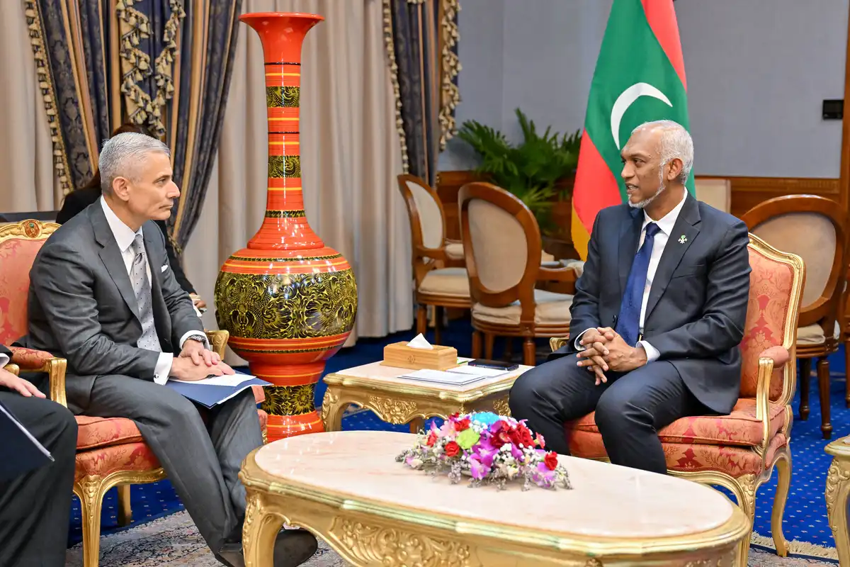 އެމެރިކާގެ އެސިސްޓަންޓް ސެކްރެޓަރީ އޮފް ސްޓޭޓް ފޯ ސައުތް އެންޑް ސެންޓްރަލް އޭޝިއަން އެފެއާޒް، ޕޯލް ކަޕޫރު، ރައީސުލްޖުމްހޫރިއްޔާ ޑޮކްޓަރ މުޙައްމަދު މުޢިއްޒުއާ ބައްދަލުކުރައްވަނީ. މި ބައްދަލުކުރެއްވުން އޮތީ 2026 ޖޫން 24 ވީ ބުދަ ދުވަހު ރައީސުލްޖުމްހޫރިއްޔާގެ އޮފީހުގައި.