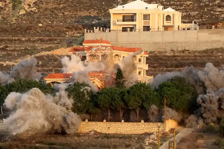 2025 ވަނަ އަހަރުގެ ޑިސެމްބަރު މަހު ލުބުނާނުގެ ދެކުނުގެ ސަރަހައްދަކަށް އިޒްރޭލުން ދިން ވައިގެ ހަމަލާ އެއްގެ މަންޒަރެއް (ފައިލް)