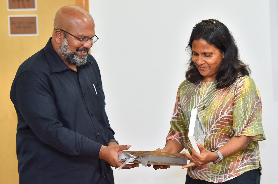 ރައީސްގެ އަނބިކަނބަލުން، "ދަ އިންވިންސިބްލް: ދަ ކޮންފިއުޝަން" ފޮތް ނެރެދެއްވުން - ފޮޓޯ: ރައީސް އޮފީސް