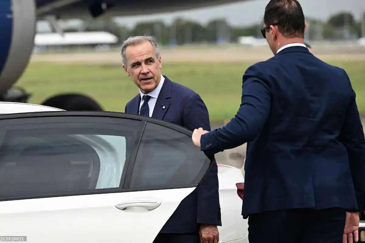 ކެނެޑާގެ ބޮޑު ވަޒީރު މާކް ކާނީ، ކާރު ކޮޅަށް އަރައި ވަޑައިގަންނަވަނީ