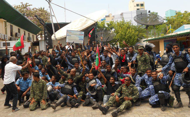 ފެބްރުއަރީ 07، 2012 ވަނަ ދުވަހު، ސިފައިންނާއި ފުލުހުންގެ ބަޔަކު ޓީވީއެމްގައި ހަރަކާތްތެރި ވަނީ