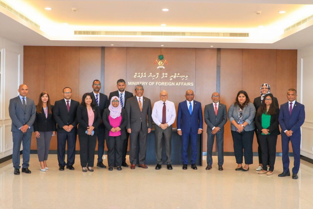 ކުރީގެ ރައީސް މައުމޫނު ފޮރިން މިނިސްޓަރާއި، މިނިސްޓްރީގެ ބައެއް މުވައްޒަފުންނާއެކު