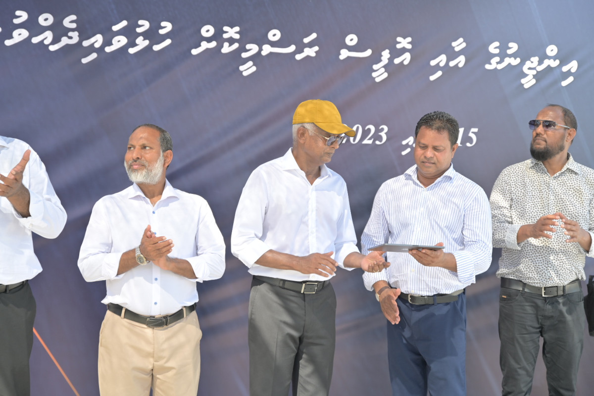 ރައީސުލްޖުމްހޫރިއްޔާ ނާލާފުއްޓަށް ކުރެއްވި ދަތުރުގައި، އެރަށުގައި ގާއިމުކުރެވިފައިވާ ފެނަކަ އިންޖީނުގެ ހުޅުއްވައިދެއްވަނީ - ފޮޓޯ: އެމްޑީޕީ