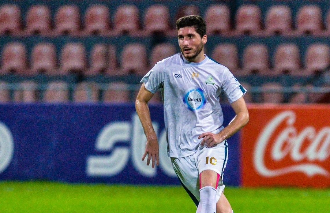 އެންޖެލް މުނޯޒް ގްރީންއަށް ކުޅެނީ