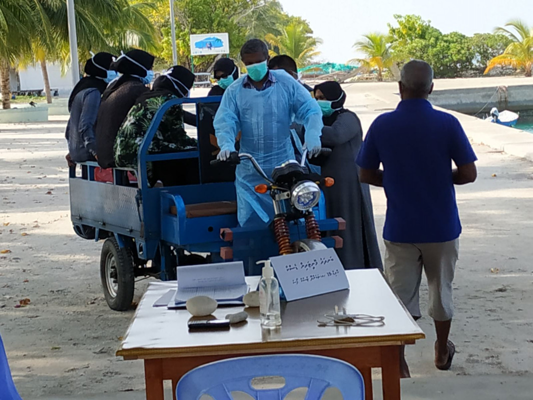 ތަކަންދޫ: 02 މެއި 2020، ބަނދަރުގައި އޮތް ލޮރީއަކަށް ބަޔަކު އަރަނީ