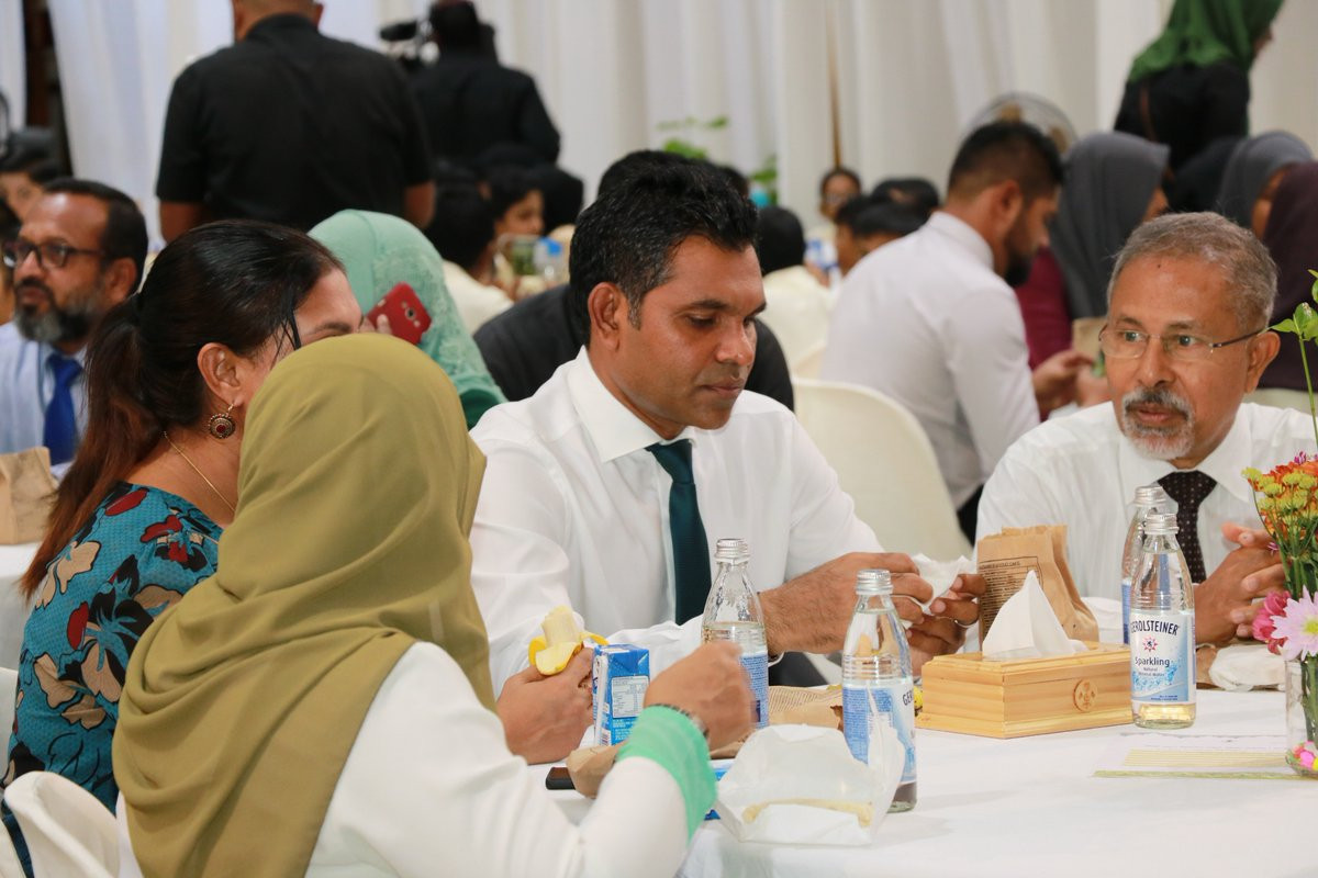 11 ޖޫން 2019 --ދަރިވަރުންނަށް ނާސްތާ ތިނުމުގެ ޕްރޮގްރާމް އިފްތިތާހު ކުރުމުގެ ރަސްމިއްޔާތުގެ ތެރެއިން. މި ރަސްމިއްޔާތު ކުރިޔަށްދިޔައީ ތާޖުއްދީން ސުކޫލްގައި. މި ރަސްމިއްޔާތު ޝަރަފްވެރި ކޮށްދެއްވީ ނައިބު ރައީސް ފައިސަލް ނަސީމް-- ފޮޓޯ: ރައީސް އޮފީސް