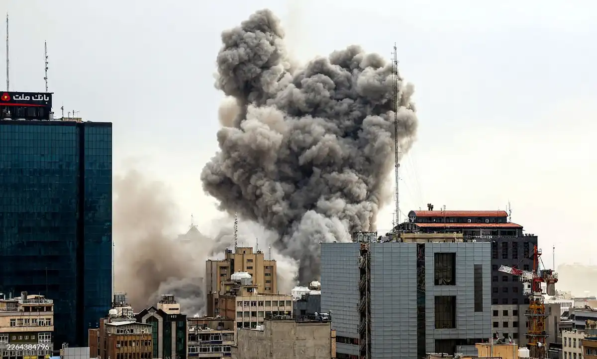 2026 މާރިޗު 02 ވަނަ ދުވަހު އީރާނުގެ ތެހެރާނަށް އިޒްރޭލާއި އެމެރިކާ ގުޅިގެން ދިން ވަރުގަދަ ހަމަލާތަކަށް ފަހު އެ ސިޓީން ބޯ ދުން އަރަމުންދާ މަންޒަރު.