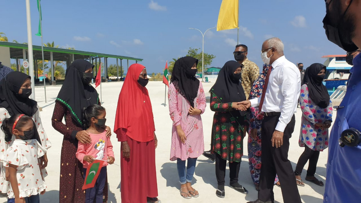 ރައީސް ޅ. އޮޅުވެލިފުއްޓަށް ވަޑައިގަތުން - މި ރަށުގެ ރައްޔިތުންނާއި ރައީސް ބައްދަލުކުރެއްވުމަށް ވަނީ ހަމަޖެހިފައި - ފޮޓޯ: ރާއްޖެއެމްވީ