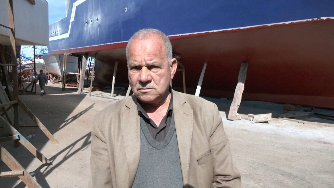 އަލްޖީރިއާގައި ބޯޓު ބަނުމުގެ މަސައްކަތް ކުރާ ޗައުޗޭގެ ކުންފުނިން ބަންނަ ބޯޓުތައް ހުންނަ ސަރަހައްދުގައި ހުރެގެން މީޑިއާއަށް އިންޓަވިއު ދެނީ