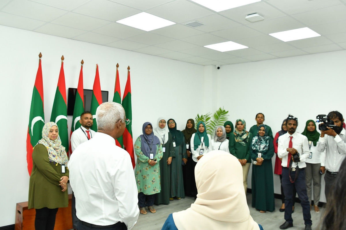 އުމަރު ޒާހިރު އޮފީސް އިމާރާތުގައި ހުންނަ އިދާރާތަކުގެ މުވައްޒަފުންނާއި ރައީސް ބައްދަލުކުރައްވަނީ