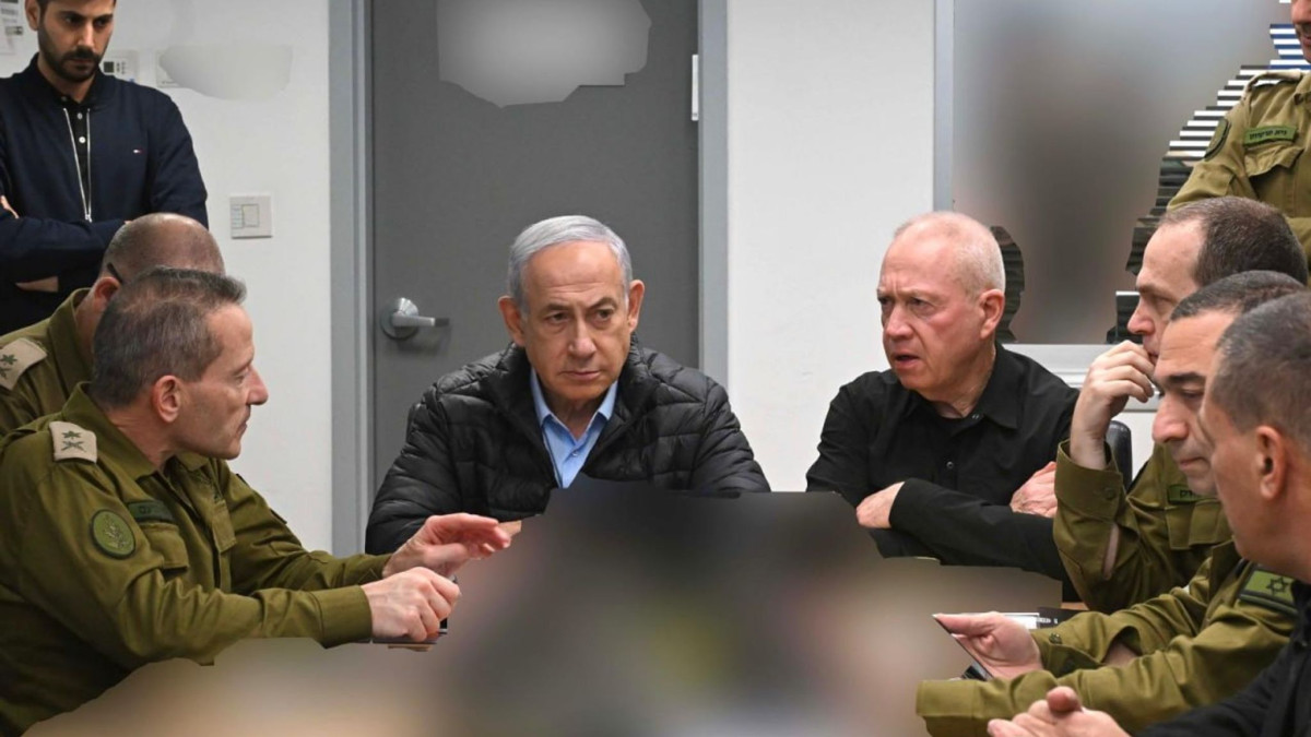 އިޒްރޭލުގެ ބޮޑުވަޒީރު ނަތަންޔާހޫ އާއި އެގައުމުގެ ދިފާއީ ވަޒީރު ގަލަންޓް ބިންގަރާހުގައި ހުރި އައިޑީއެފް އޮފީހެއްގައި މަޝްވަރާތަކުގައި