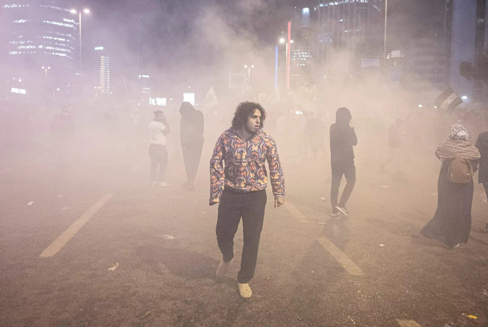 ތުރުކީގެ އިސްތަންބޫލްގައި ފަލަސްތީނާ އެއްބައިވަންތަކަން ފާޅުކުރުމަށް ބޭއްވި މުޒާހަރާގެ ތެރެއިން އިޒްރޭލުގެ ކޮންސިއުލޭޓް ބޭރުގައި ހަމަނުޖެހުން ހިންގަން އުޅުނު ފުލުހުންނާ މީހުން ހަމަނުޖެހުން ހިންގުން --- ފޮޓޯ: އޭޕީ