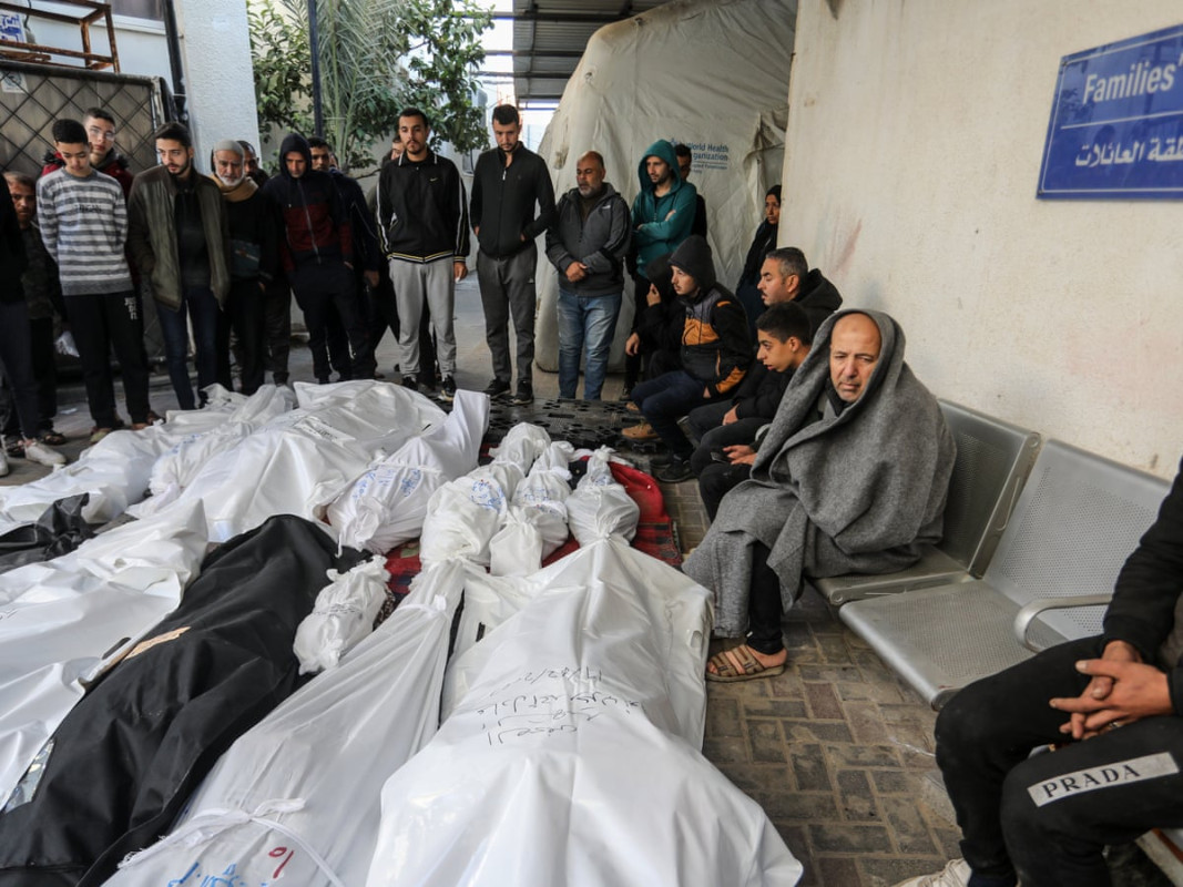 އިޒްރޭލުގެ ހަމަލާއެއްގައި ޝަހީދުވެފައިވާ މީހުންގެ ކައިރީގައި އާއިލާގެ މެންބަރުން ހިތާމައިގައި