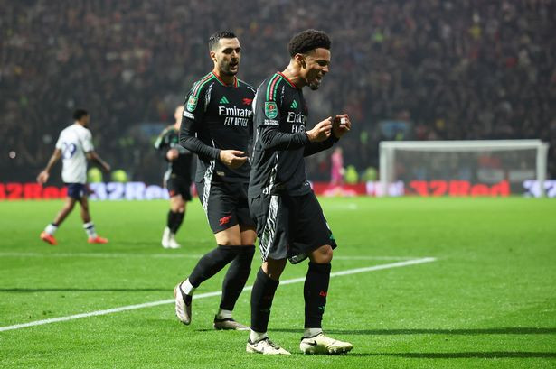 މެޗުގައި ލަނޑު ޖެހުމަށްފަހު އާސެނަލްގެ ކުޅުންތެރިން އުފާ ފާޅު ކުރަނީ