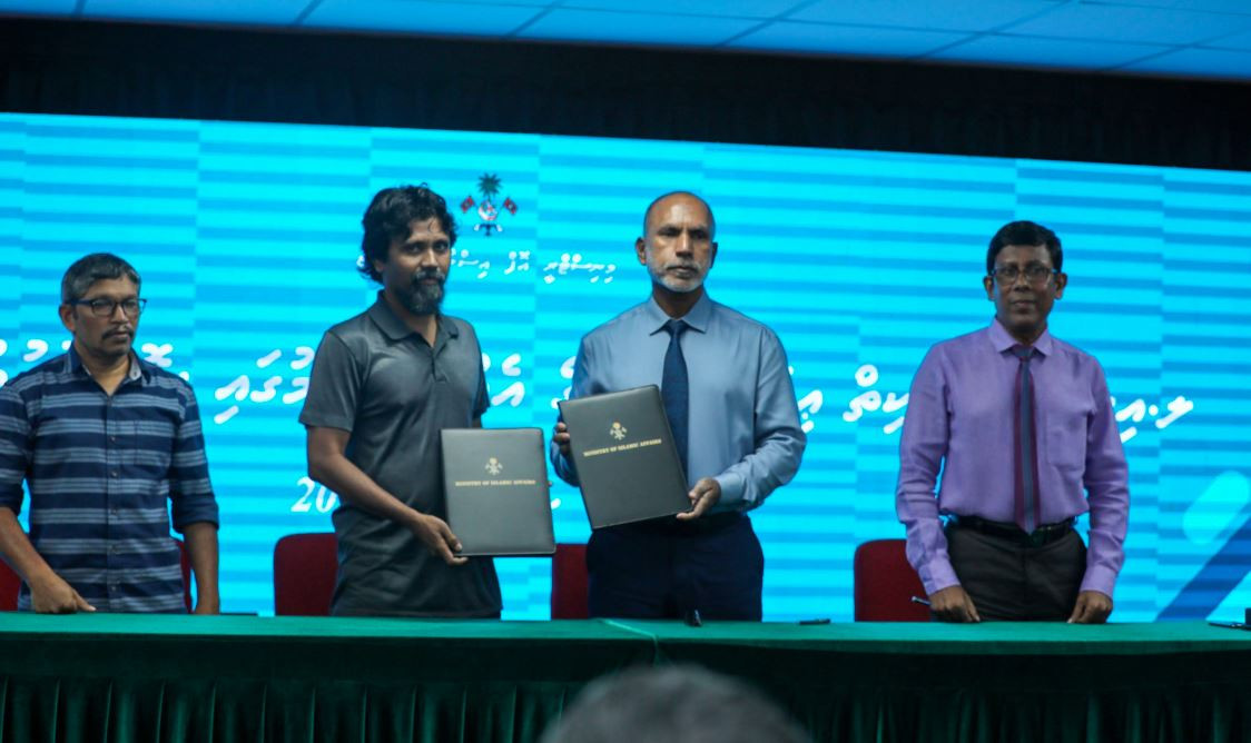 ލ. އިސްދޫގައި އިމާރާތްކުރާ މިސްކިތުގެ އެއްބަސްވުމުގައި ސޮއިކުރުން