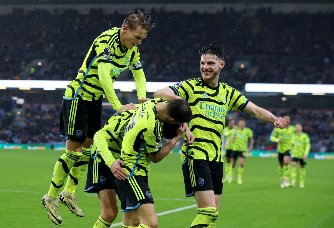 އާސެނަލް ކުޅުންތެރިން ލަނޑު ޖެހުމަށްފަހު އުފާ ފާޅުކުރަނީ