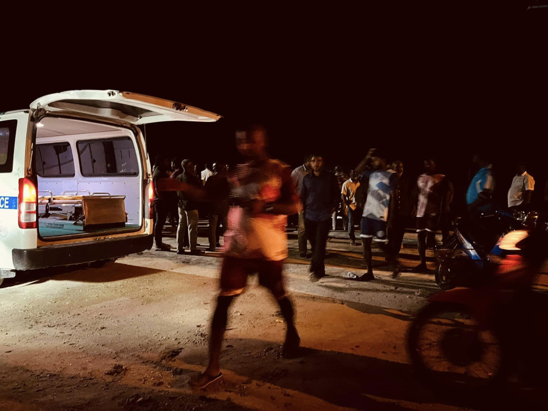 ދިއްދޫގައި ލޯންޗެއް ބަންޑު ޖެހުމުން އެ ރަށުގެ ރައްޔިތުން އެހީވުމަށް ބަނދަރުމައްޗަށް އެއްވެފައި