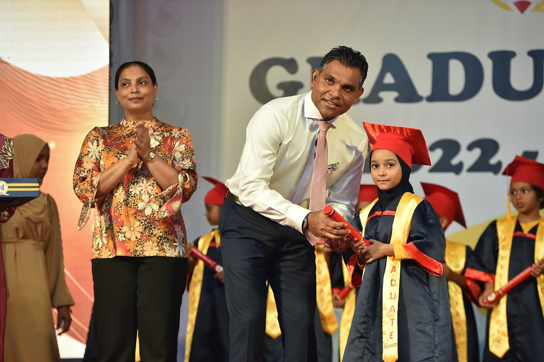 ނައިބުރައީސް، މުހައްމަދު ގާސިމް ޕްރީސްކޫލްގެ ދަސްވެނިވުމުގެ ހަފުލާގައި ގްރެޖުއޭޓްވި ދަރިވަރަކަށް ސްކްރޯލް ހަވާލުކޮށްދެއްވަނީ - ފޮޓޯ: ރައީސް އޮފީސް