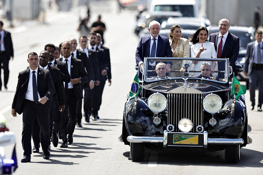 ބްރެޒިލްގެ އައު ރައީސް ލުއިޒް އިނާސިއޯ ލޫލާ ޑަ ސިލްވާ މަގާމުގެ ހުވާ ކުރެއްވުމަށްފަހު ބްރެސިލިއާގެ މަގުމަތީގައި - ފޮޓޯ: ރޮއިޓަރސް