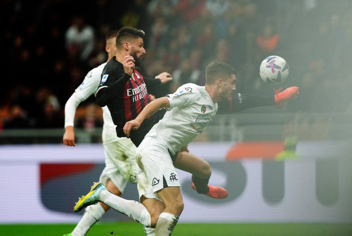 އޭސީ މިލާނުން ކުޅުނު މެޗުގެ ތެރެއިން