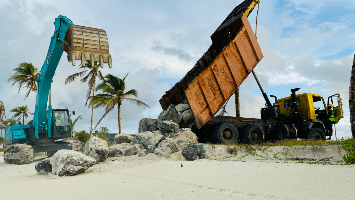 ހޯރަފުށީ އެއަރޕޯޓުގެ ގޮނޑުދޮށް ހިމާޔަތްކުރުމުގެ މަސައްކަތް ރަސްމީކޮށް ފެށުން