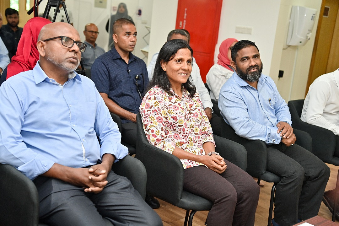 "ކުދިން ތަރުބިއްޔަތުކުރުމަށް ފަހި މަގެއް" ފޮތް ނެރުން - ފޮޓޯ: ރައީސް އޮފީސް