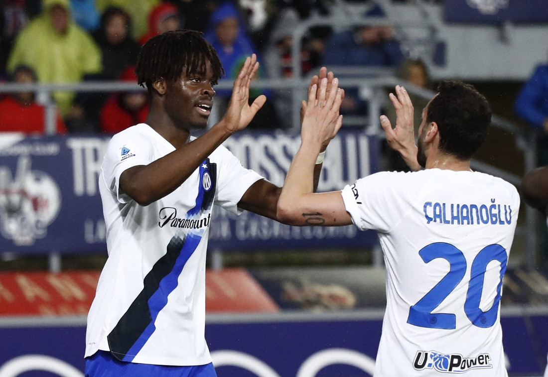 މެޗުގައި ލަނޑު ޖެހުމަށްފަހު އިންޓަ މިލާންގެ ކުޅުންތެރިން އުފާ ފާޅު ކުރަނީ