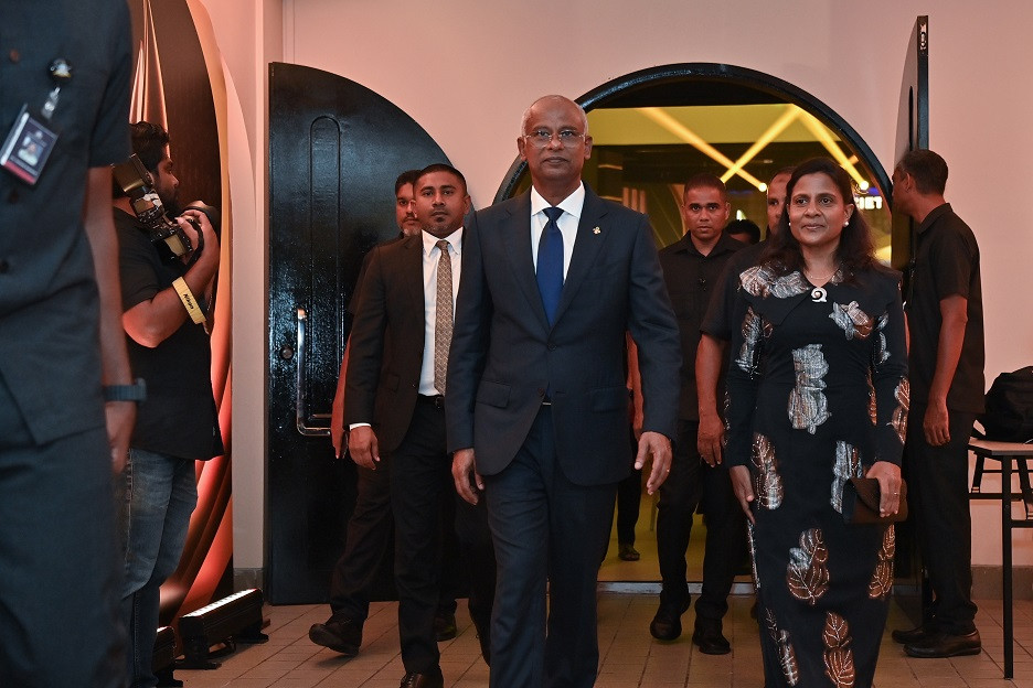 ބުރާސްފަތި ދުވަހުގެ ރޭ އޮތް ސިވިލް ސޮސައިޓީ އެވޯޑްސް ޙަފުލާގައި ރައީސުލްޖުމްހޫރިއްޔާގެ ދެކަނބަލުން ބައިވެރިވެވަޑައިގަންނަވަނީ - ފޮޓޯ: ރައީސް އޮފީސް