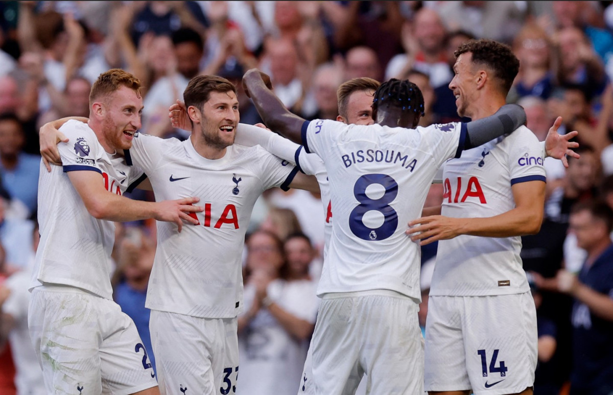 ޓޮޓެންހަމްގެ ކުޅުންތެރިން އުފާފާޅުކުރަނީ