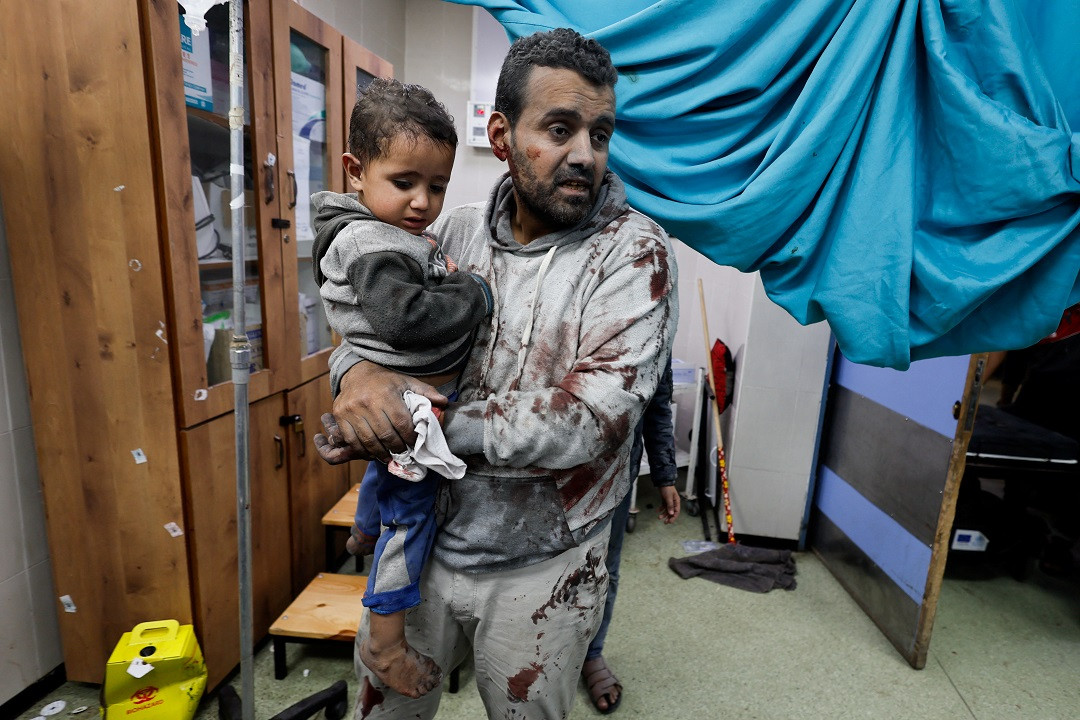 ޚާން ޔޫނިސްއަށް އިސްރާއީލުން ދިން ހަމަލާގައި އަނިޔާލިބިފައިވާ މީހުން - ފޮޓޯ: ރޮއިޓަރސް