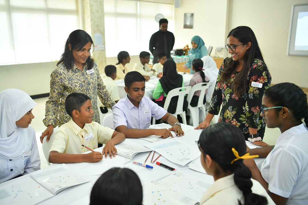 އިކޯސިސްޓަމްސް އޮފް ދަ މޯލްޑިވްސް' ފޮތް އިފްތިތާހުކުރުމުގެ ރަސްމިއްޔާތުގެ ތެރެއިން - ފޮޓޯ: ރައީސް އޮފީސް