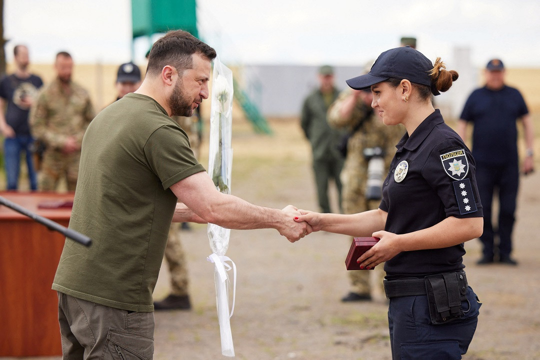 އުމުގެ ދިފާއުގައި މަސައްކަތްކުރާ އަސްކަރިއްޔާ އާއި ފުލުހުންނާއި ނެޝަނަލް ގާޑުގެ އޮފިސަރުންނާ ބައްދަލުކުރައްވާފައިވާކަމަށް ރައީސް ޒެލެންސްކީ ވިދާޅުވި - ފޮޓޯ ރޮއިޓަރސް