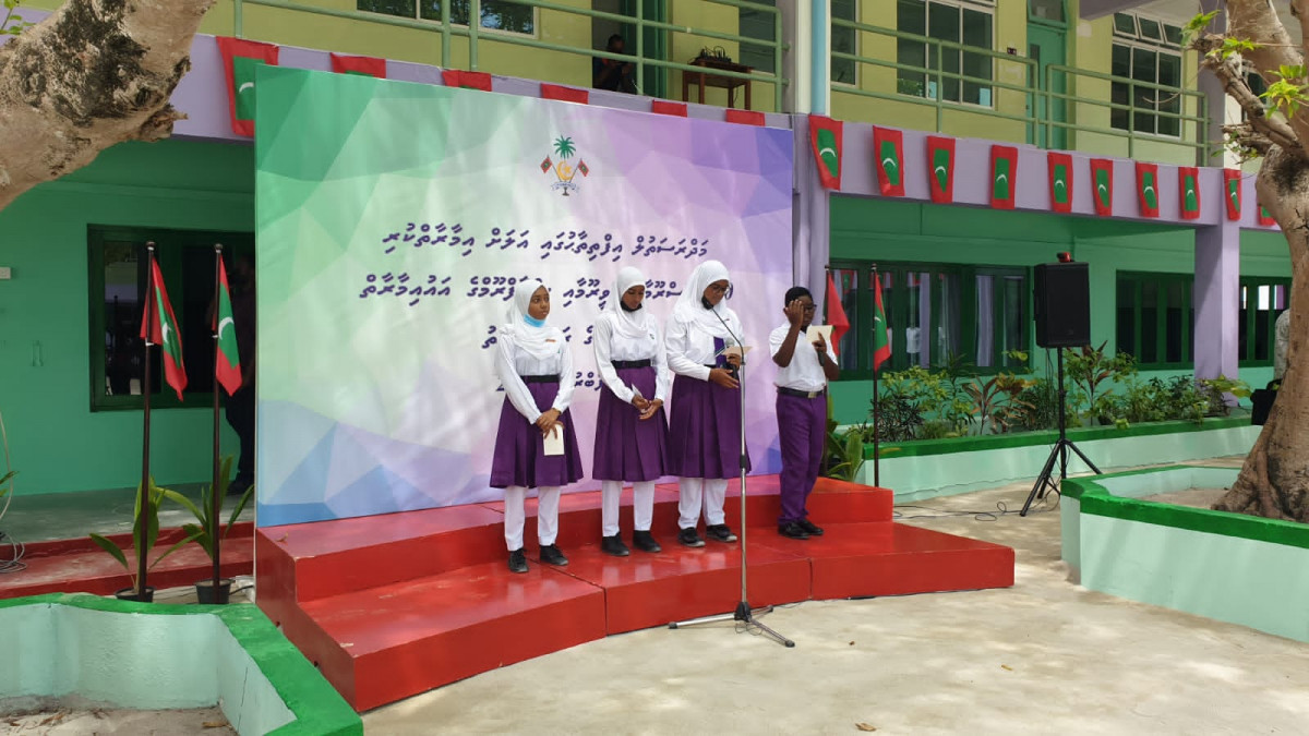 ނައިފަރު މަދަރުސަތުލް އިފްތިތާހުގައި އަލަށް އިމާރާތްކުރި 10 ކްލާސްރޫމް ރައީސް ހުޅުއްވައިދެއްވުން - ރައީސަށް މަރުހަބާ ދެންނެވުމުގެ ގޮތުން ސްކޫލް ދަރިވަރުން ވަނީ ބަންޖެއް ކިޔާފައި - ފޮޓޯ: ރާއްޖެއެމްވީ 