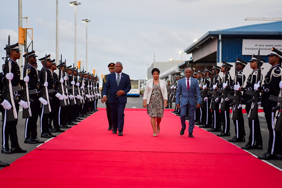 ސޭޝެލްސްގެ ރައީސްގެ ދެކަނބަލުން ފުރަމާނަ ދަތުރުފުޅުގައި ރާއްޖެއަށް ވަޑައިގެންނެވުމުން އެ ދެކަނބަލުންނަށް ރާއްޖެއިން ރަސްމީގޮތުން މަރުޙަބާ ވިދާޅުވީ ރައީސުލްޖުމްހޫރިއްޔާ އިބްރާހީމް މުޙައްމަދު ޞާލިޙާއި އެމަނިކުފާނުގެ އަނބިކަނބަލުން ފަޒްނާ އަޙްމަދު - ފޮޓޯ: ރައީސް އޮފީސް